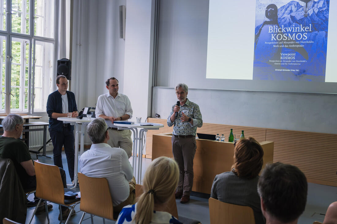 Prof. Christoph Schneider discussed the relevance of Humboldt's theses with author Oliver Lubrich and others in front of an interested audience (Photo: Stefan Klenke).