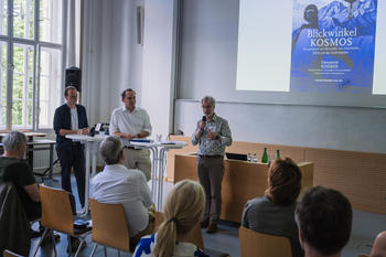 Prof. Christoph Schneider discussed the relevance of Humboldt's theses with author Oliver Lubrich and others in front of an interested audience (Photo: Stefan Klenke).